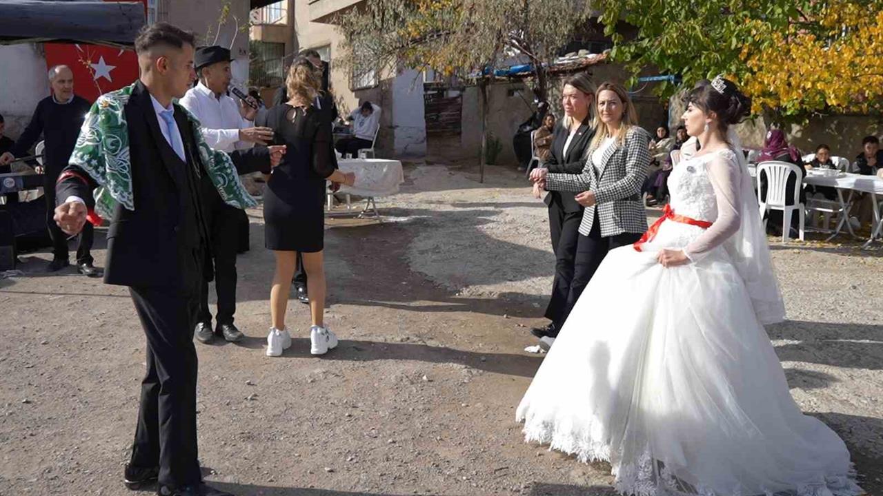 Kırıkkale'de Yaşlı Çiftin İyiliği: Gençlerin Düğününe Destek