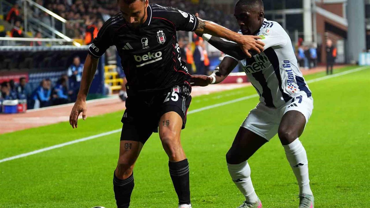 İstanbul'da Kasımpaşa - Beşiktaş Maçında İlk Yarı 1-1 Beraberlik ile Tamamlandı