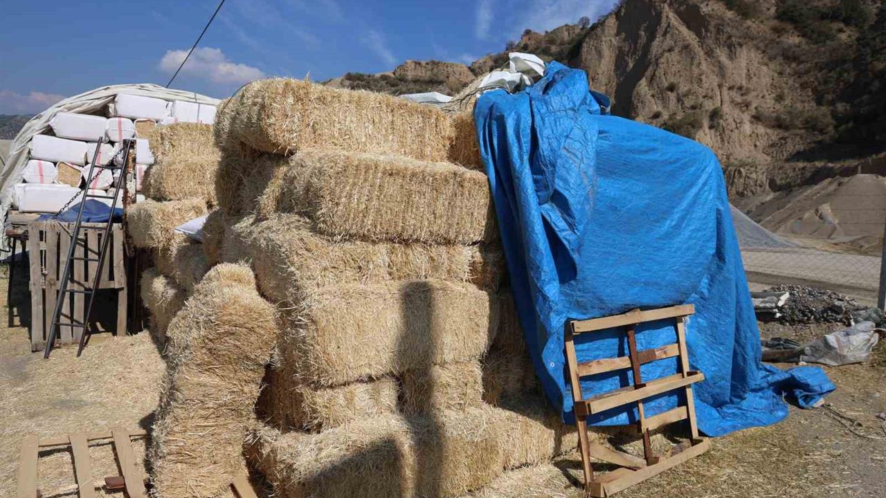 Köşk'te Saman Pazarı Sürücülere Zor Anlar Yaşatıyor