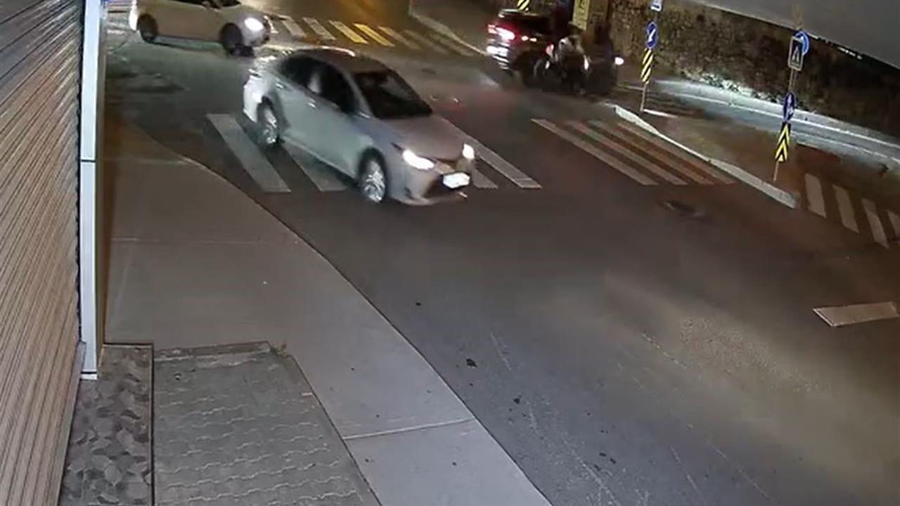 İstanbul'da Motosiklet ve Otomobil Çarpıştı: 2 Yaralı