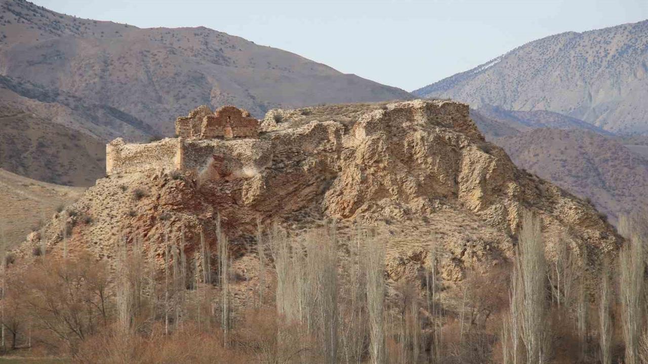 Erzurum’daki Kız ve Oğlan Kalesi tahrip ediliyor