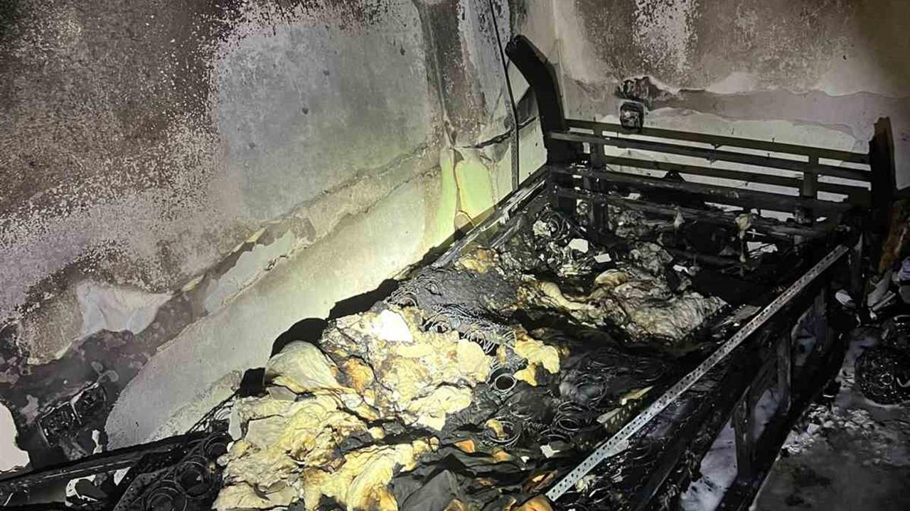 Antalya'da dairede yangın çıktı, bir oda kullanılamaz hale geldi