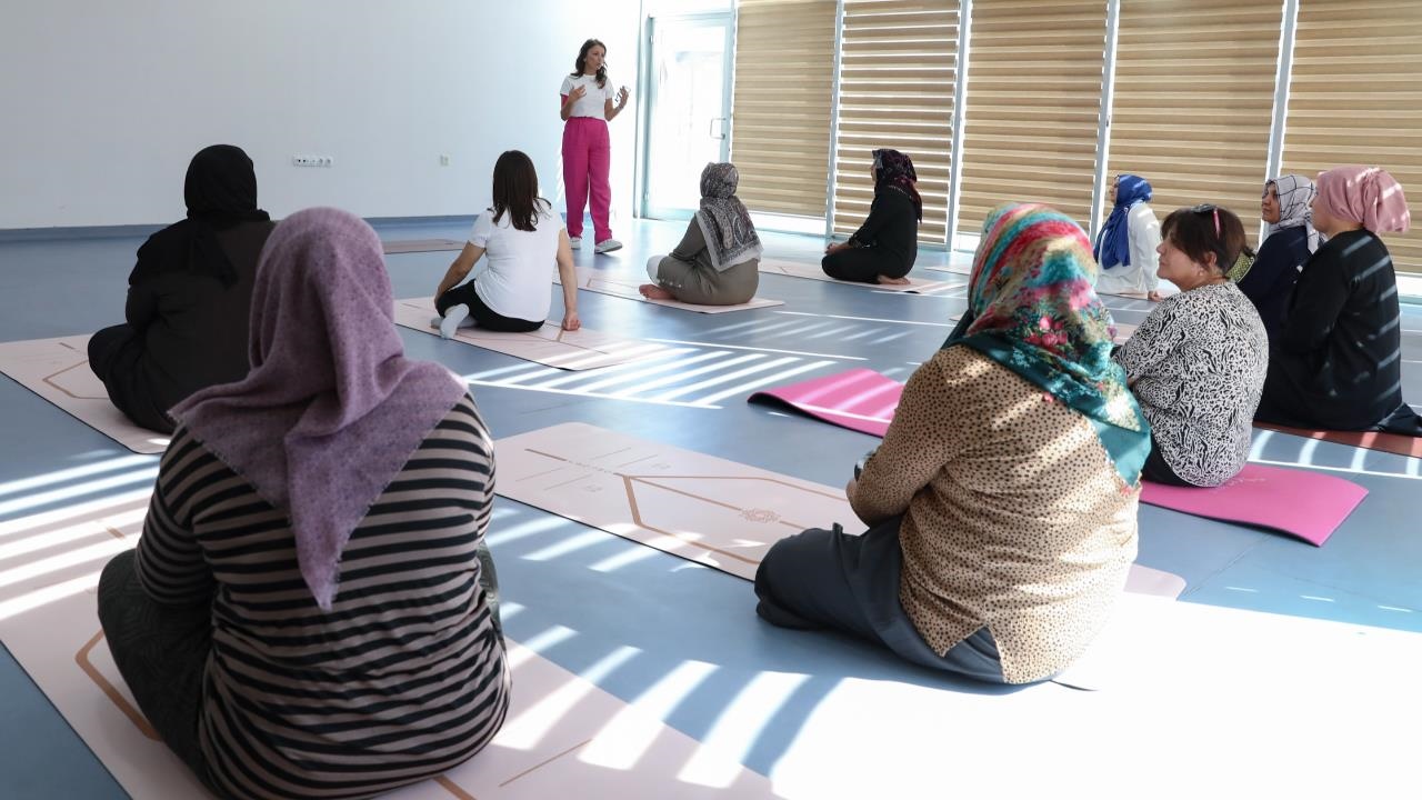 Mersin'de Meme Kanseri Farkındalık Etkinliğinde Kadınlar Yoga Yaptı