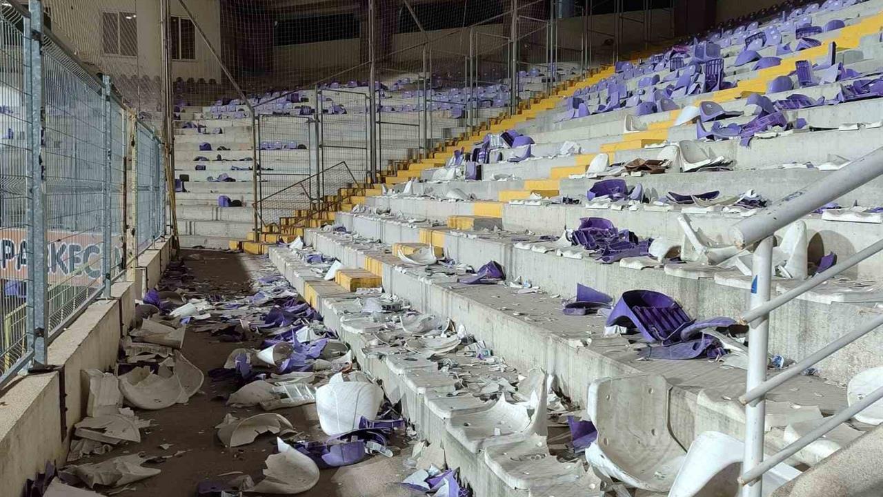 Afyonkarahisar'da maç sonrası koltuklar sahaya atıldı