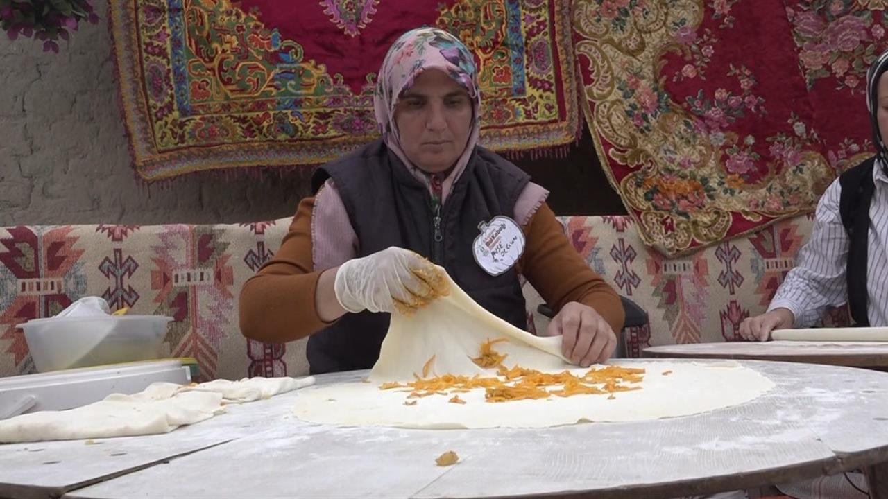 Kızılinler'de bal kabaklı gözleme ilgi görüyor