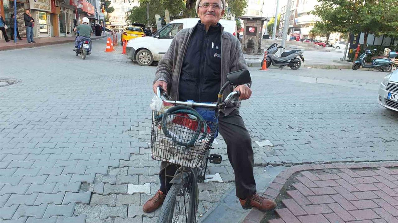 Burhaniyeli 80'lik Hüseyin dede bisiklet tutkusu ile dikkat çekiyor