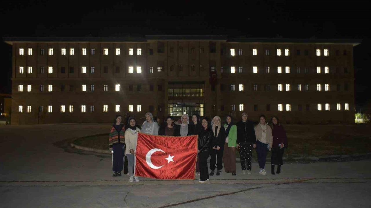 Kız öğrencilerden 102. yıl koreografisi etkinliği - MUŞ