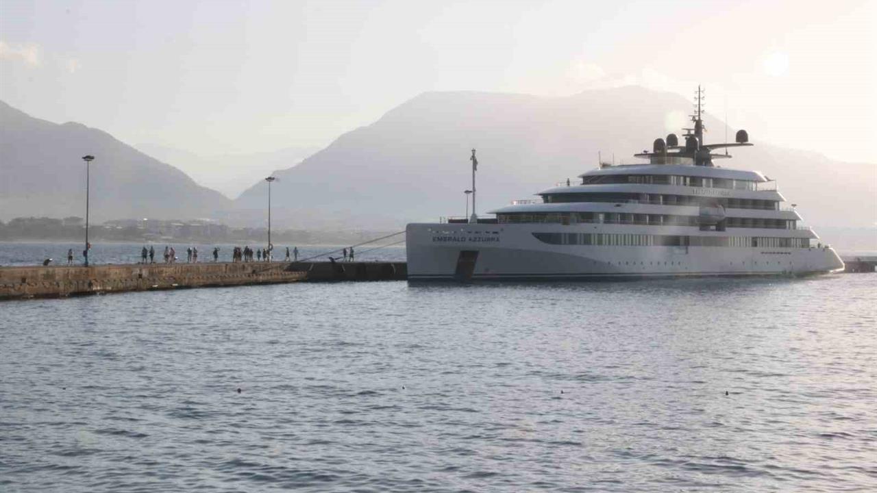 Antalya'da 91 turist taşıyan lüks gemi Alanya'ya demir attı