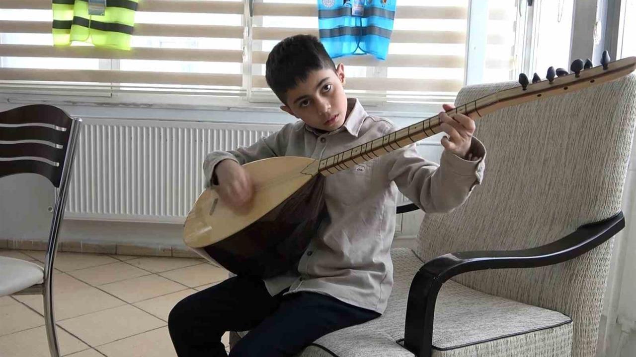 Bağlamayla Müzik Yapan Genç Müzisyenin Yazılım Mühendisliği Hayali