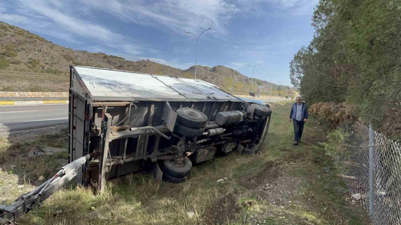 Eskişehir'de direksiyonu kitlenen kamyon devrildi