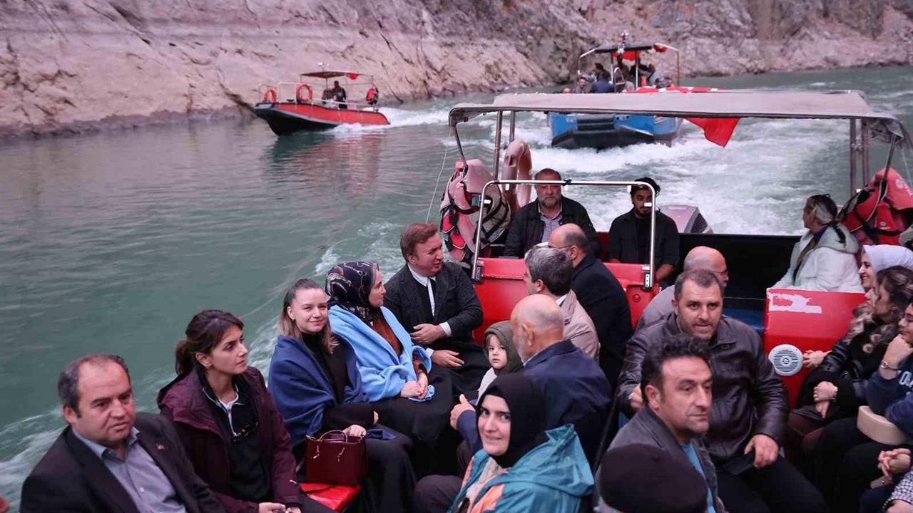 Erzincan Kemaliye'de Vali Aydoğdu Esnafı Ziyaret Etti ve Tekne Turuna Katıldı