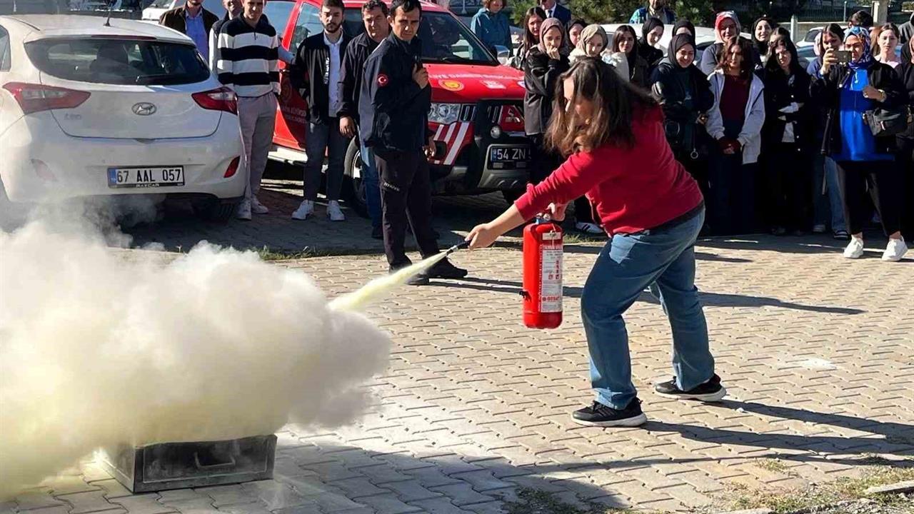 Sakarya Ferizli Meslek Yüksekokulu'nda Yangına Karşı Tatbikat Düzenlendi