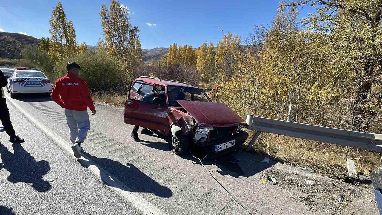 Sivas'ta Gerçekleşen Trafik Kazasında 2 Kişi Yaralandı