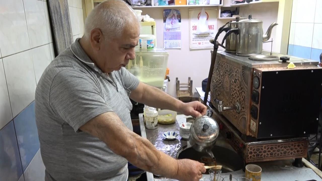 Gaziantep Şahinbey'de 50 Yıldır Çaycılık Yapan Yılmaz Eley Müşterilerine Hizmet Veriyor