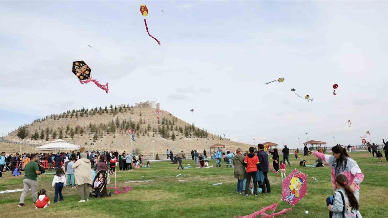Kocasinan Kayseri'de Uçurtma Şenliği'nde Binlerce Vatandaş Buluştu