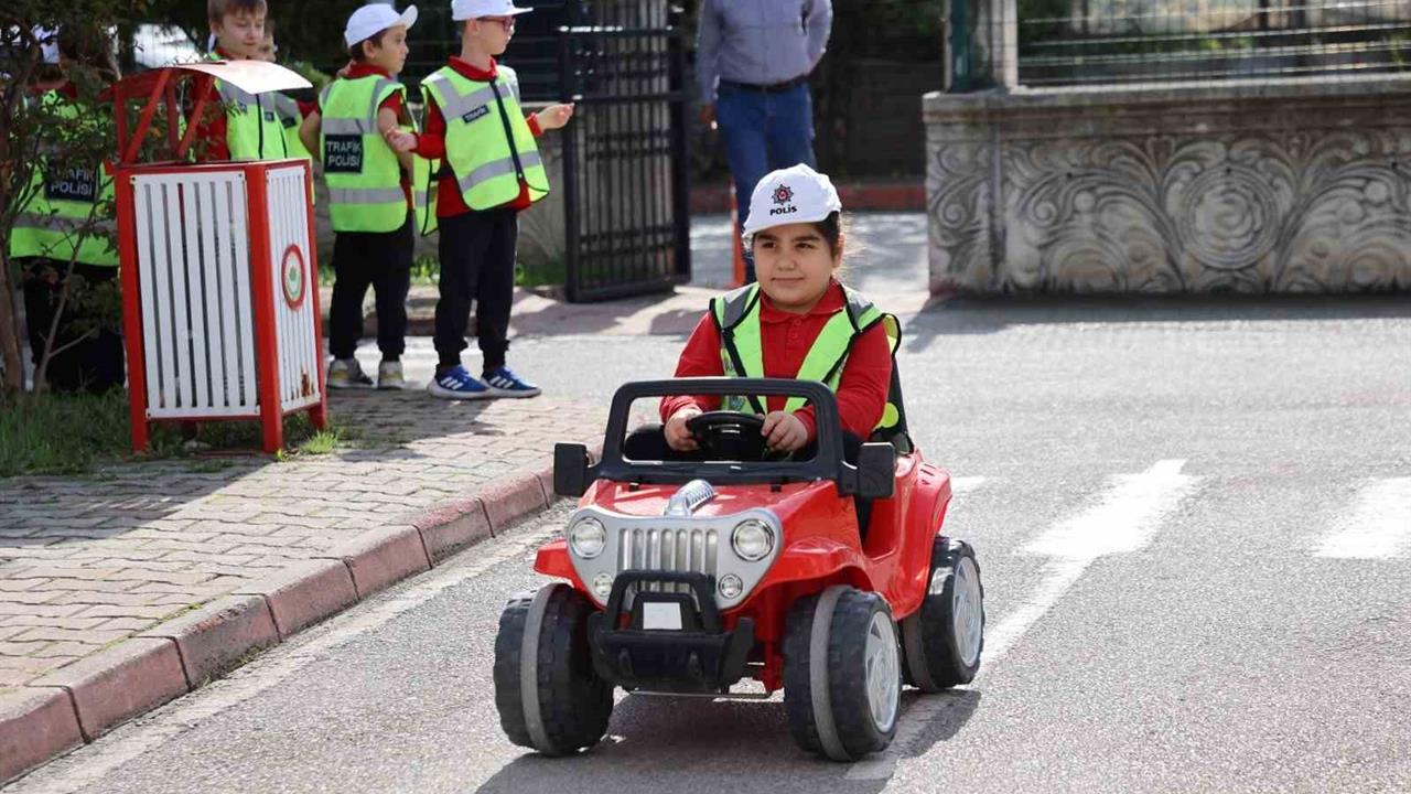Samsun İlkadım'da Minik Öğrencilere Trafik Bilinci Aşılanıyor