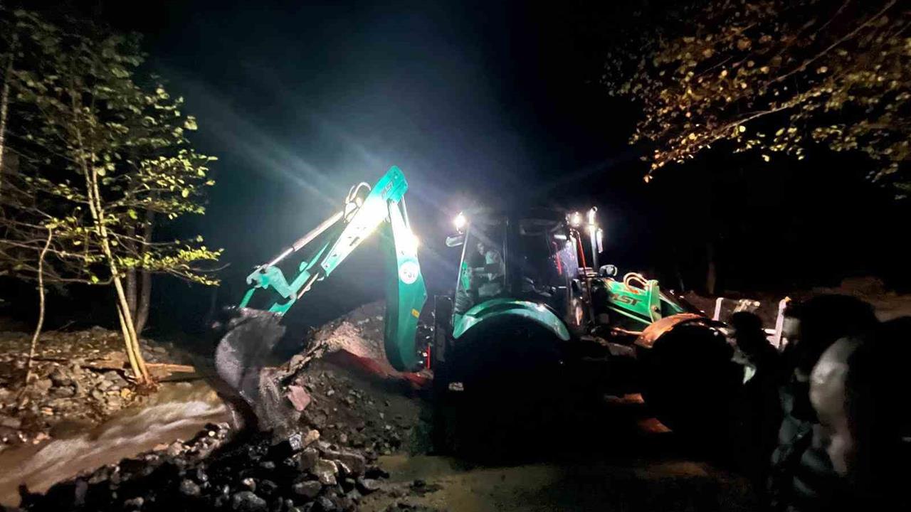 Artvin Borçka'da Karagöl çevresinde meydana gelen taşkın sonrası mahsur kalanlar kurtarıldı