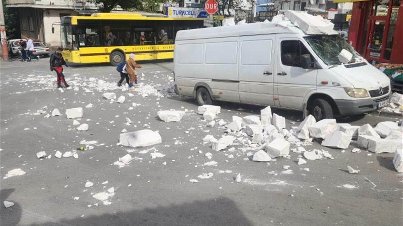 Bursa Yıldırım'da Şiddetli Fırtına Ağaçları Devrip, Çatıları Uçurdu
