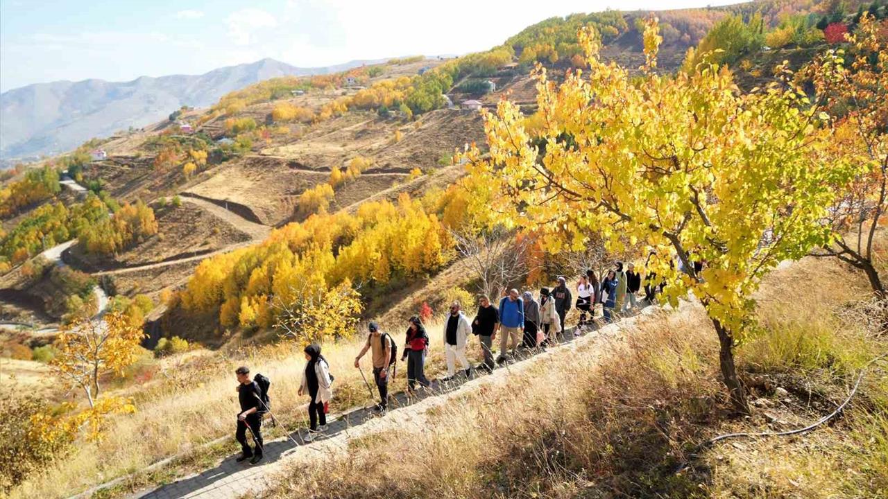 Muş Merkez'de Genç Adımlar Derneği'nin Düzenlediği Sonbahar Yürüyüşüne 35 Kişi Katıldı