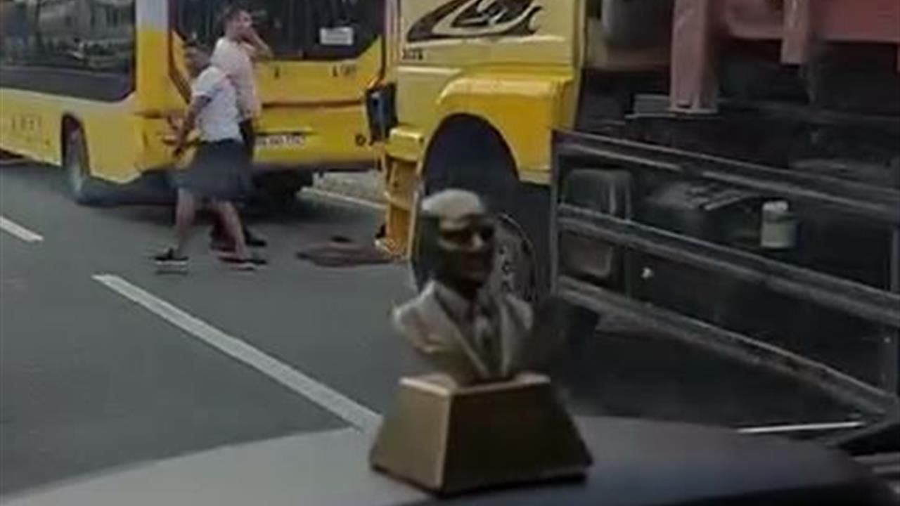 Büyükçekmece'de İETT Otobüsüne Kamyon Çarptı, 9 Yaralı