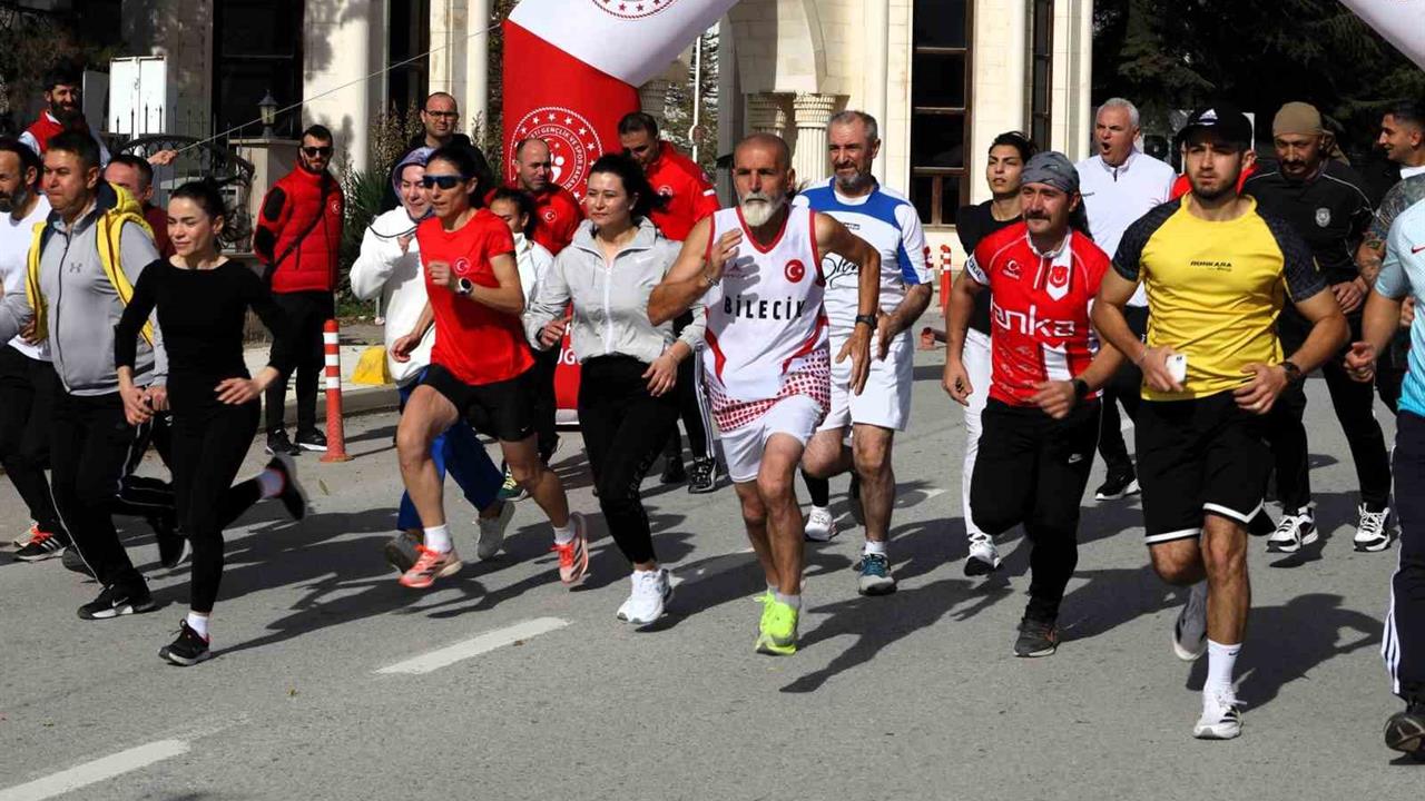 Bilecik Söğüt'te Cumhuriyet Halk Koşusu'na 260 Sporcu Katıldı