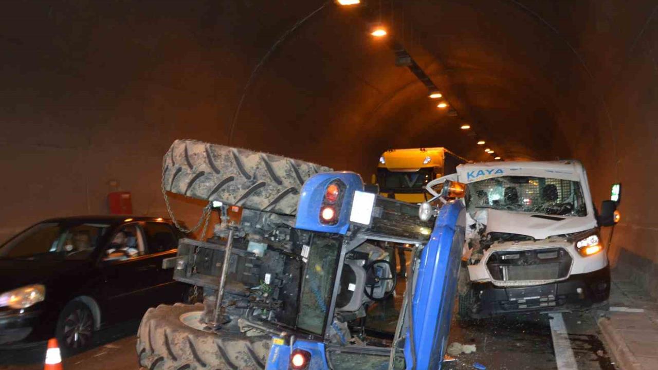 Samsun Havza'da Tünelde Kamyonet ve Traktör Çarpıştı, 2 Yaralı