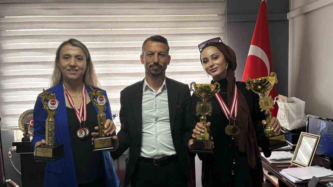 Manisa'da Kuaförler Antalya'daki Yarışmadan 4 Kupa ile Döndü