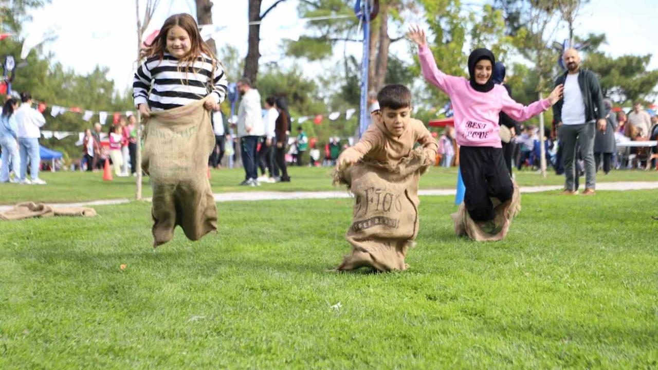 Manisa Yunusemre'de Cumhuriyet Etkinliğinde Çocuklar Coştu