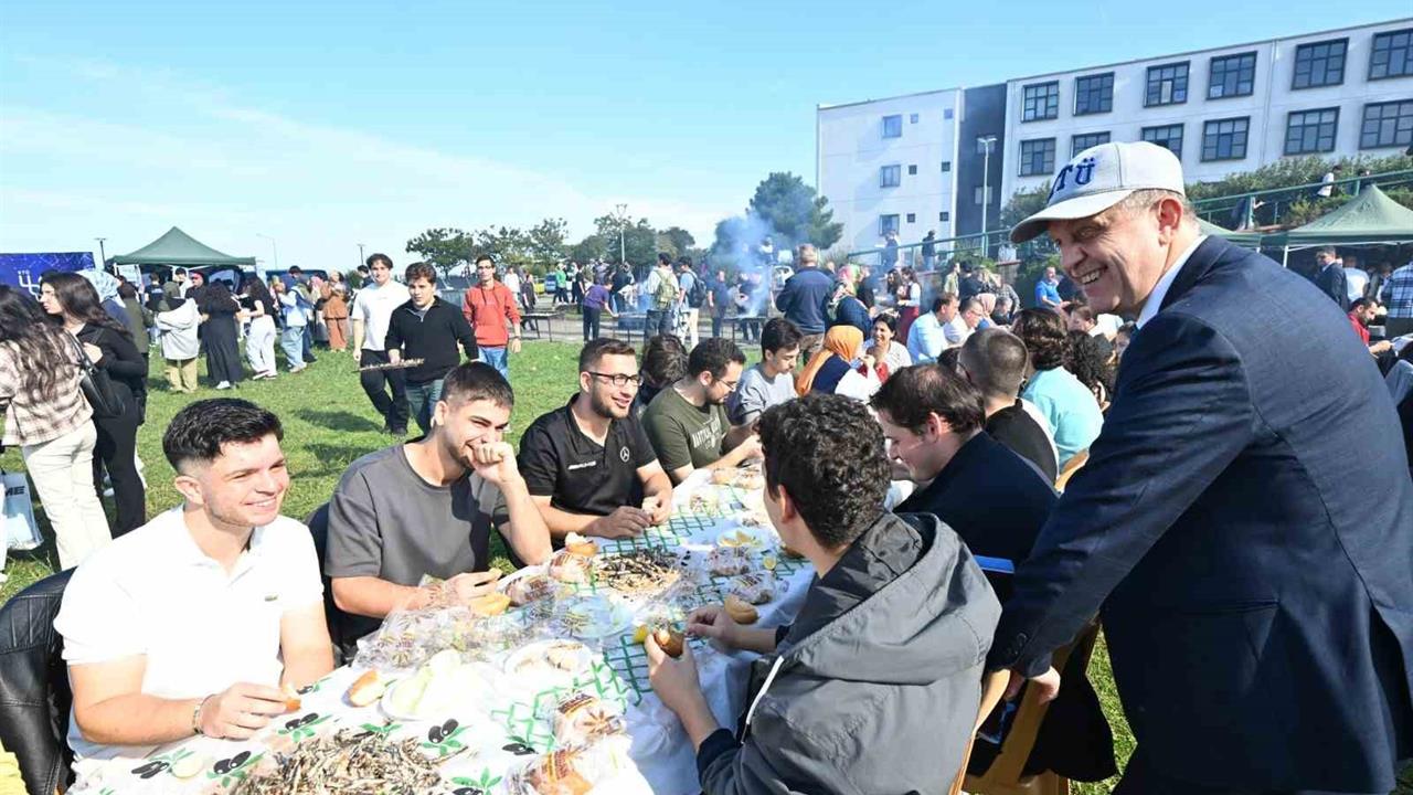 Trabzon'da 3 Ton Hamsi Tüketildi, Öğrenciler İlk Kez Tadım Yaptı