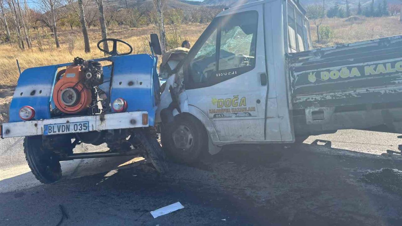 Afyonkarahisar Bolvadin'de Kamyonetle Çarpışan Patpatın Sürücüsü Hayatını Kaybetti