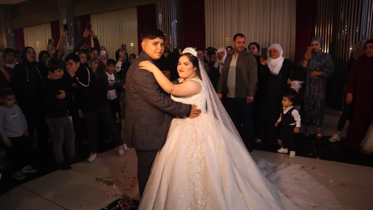 Diyarbakır Bağlar'da Down Sendromlu Sedanur'un Gelinlik Hayali Gerçekleşti