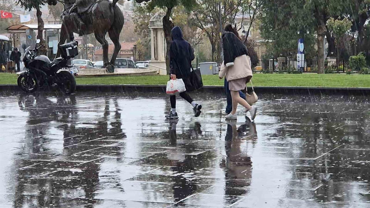 Tekirdağ Süleymanpaşa'da Sağanak Yağış, Vatandaşları Zor Durumda Bıraktı