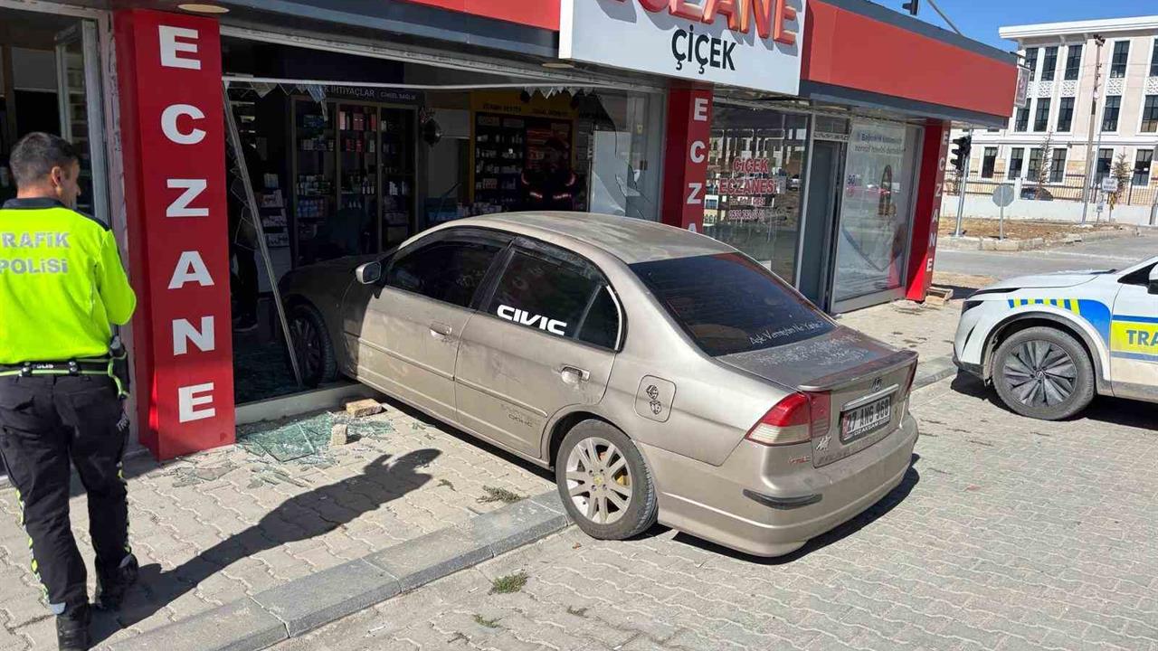 Malatya Doğanşehir'de Park Halindeki Araç Eczaneye Girdi