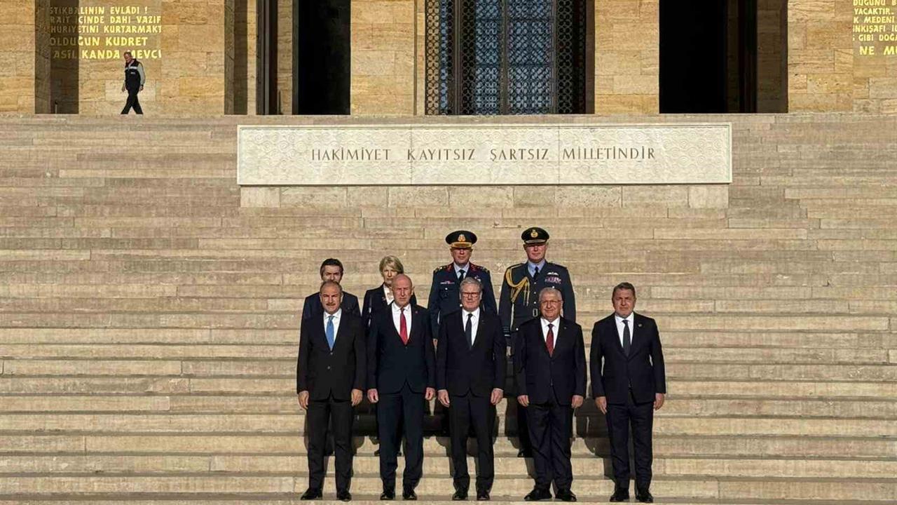 İngiltere Başbakanı Starmer, Ankara'da Anıtkabir'i ziyaret etti.