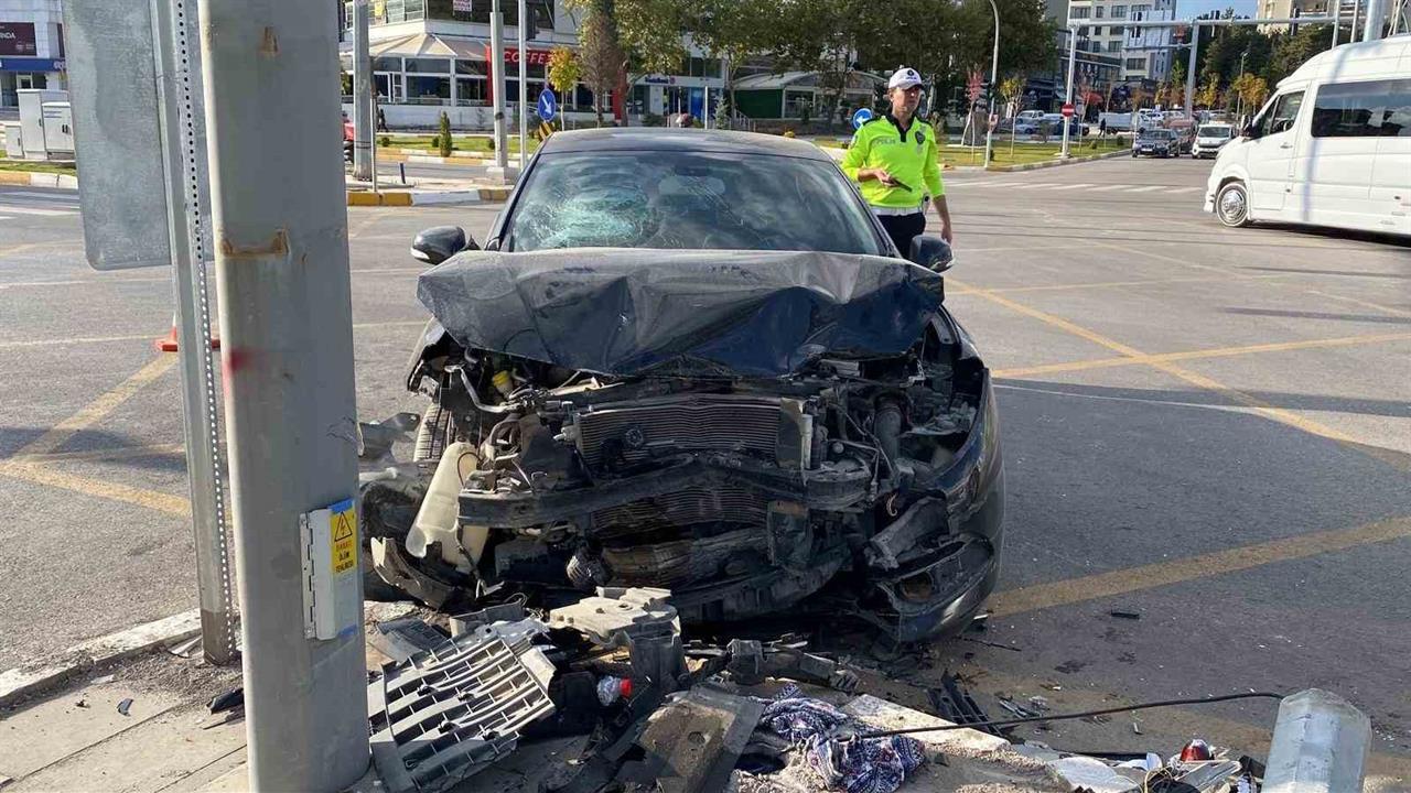 Elazığ Merkez'de Zincirleme Trafik Kazasında 4 Kişi Yaralandı