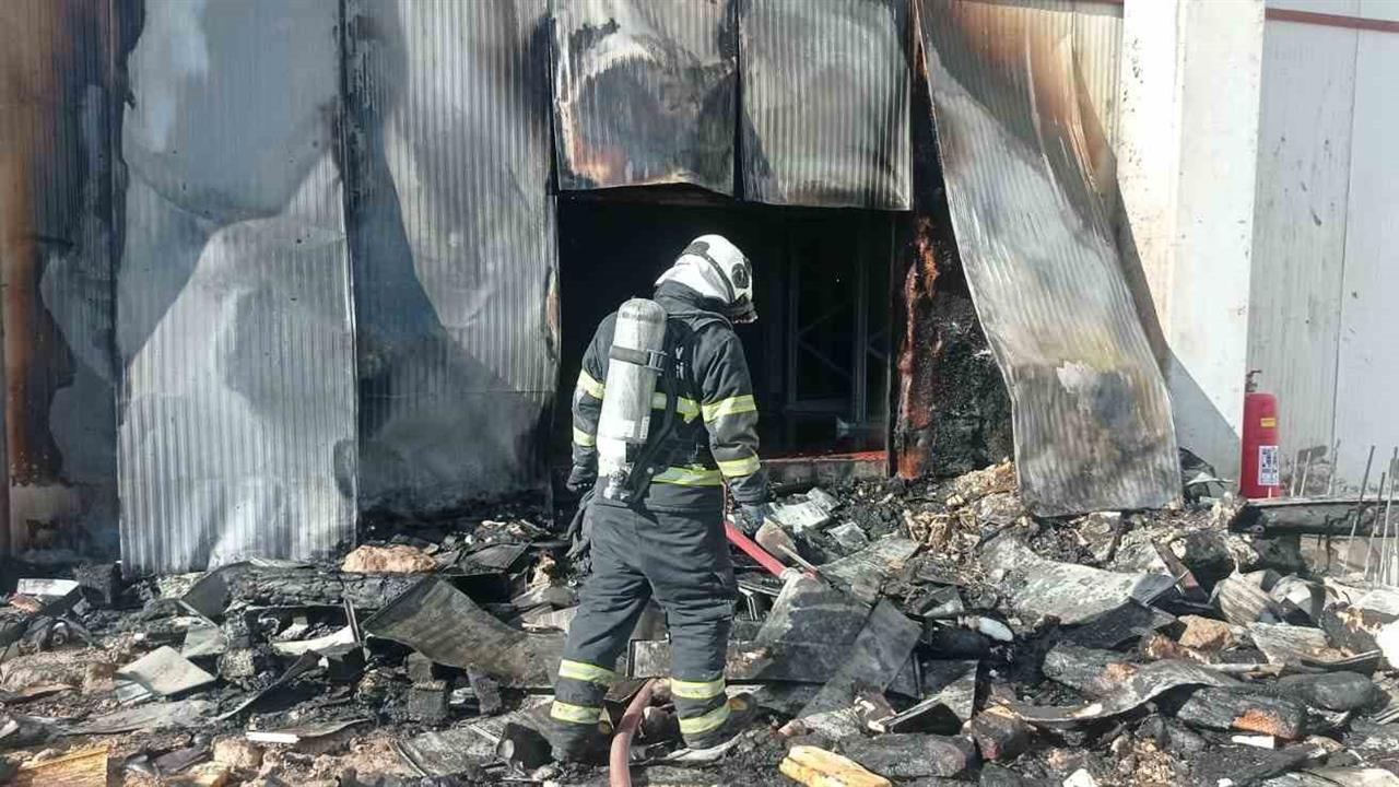 Batman Beşiri'deki Dondurma Fabrikasında Kaynak Sırasında Yangın Çıktı