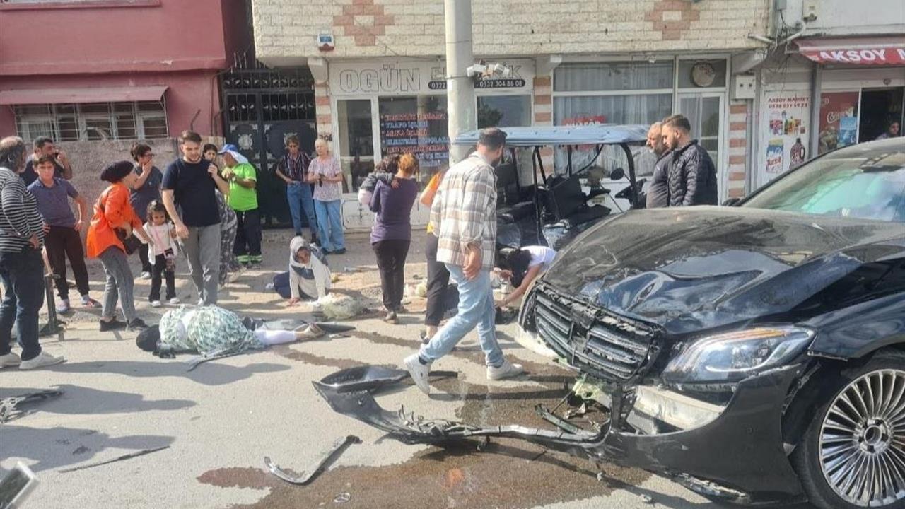 Adana Seyhan'da Otomobil ve Golf Aracı Çarpıştı, 3 Yaralı