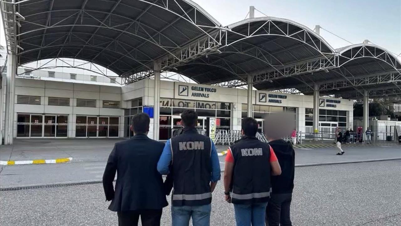 Antalya Havalimanı'nda Zimmet ve Kaçakçılık Suçlamasıyla 10 Memurdan 5'i Tutuklandı