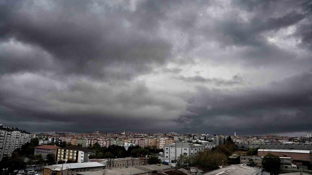 İstanbul’da kara bulutlar hakim oldu