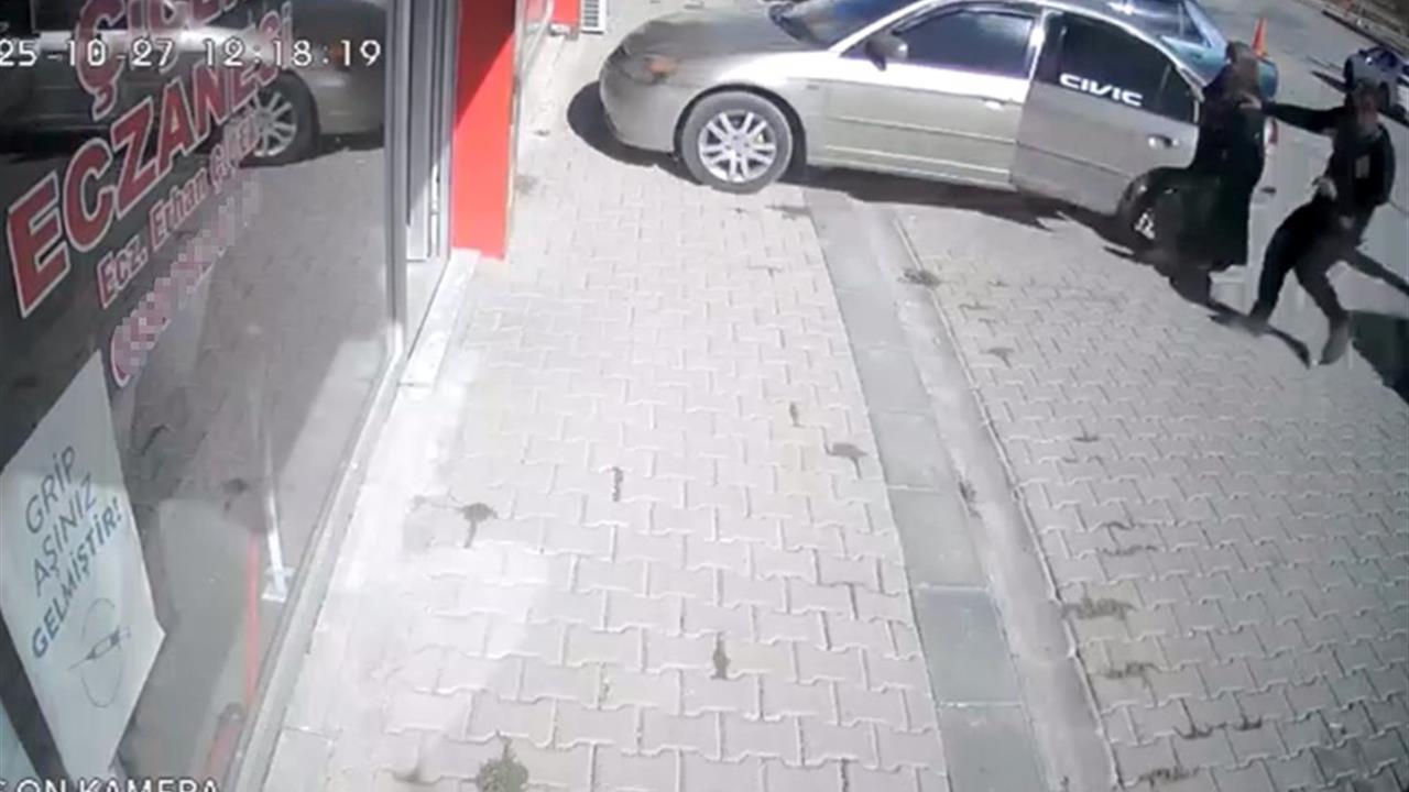 El freni çekilmeyen otomobil eczaneye daldı - MALATYA