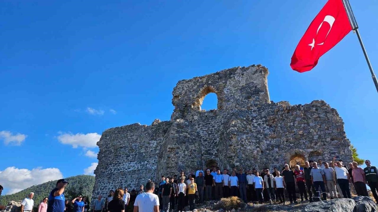 Bozyazı Softa Kalesi'nde 102. Yılda Cumhuriyet Coşkusu: Bayrak Değişimi, Tarihi Atmosfer ve Yöresel İkramlar!