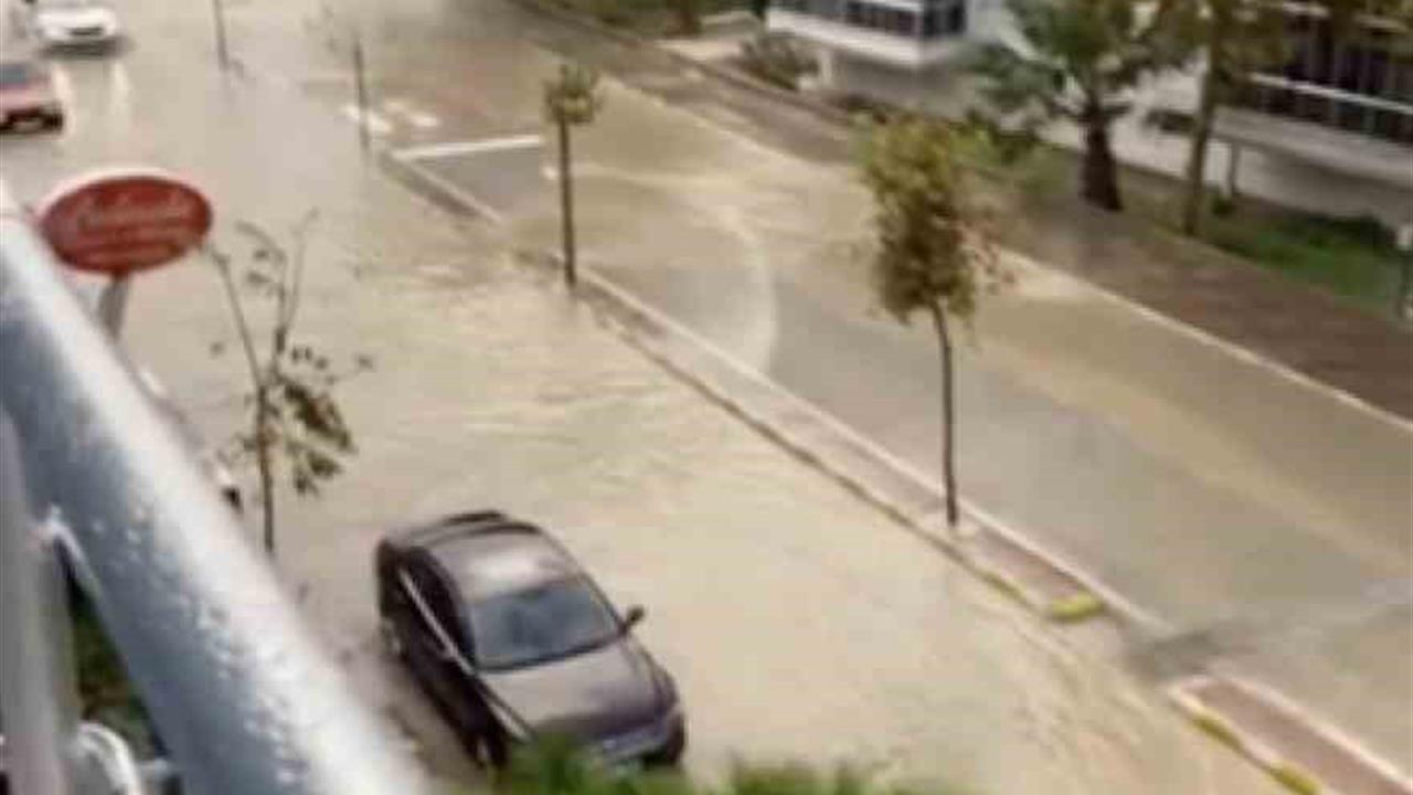 Çanakkale Merkez'de Yaşanan Sağanak Yağışta Sokaklar Sular Altında Kaldı