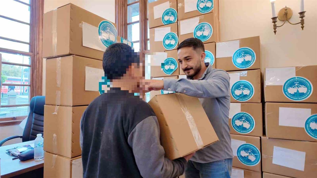 Kayseri'de İhtiyaç Sahibi 500 Çocuğa Kışlık Giysi Yardımı Yapıldı