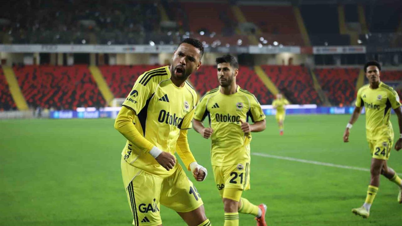 Gaziantep'te Fenerbahçe, Gaziantep FK'ya Karşı İlk Yarıda 2-0 Önde Tamamladı