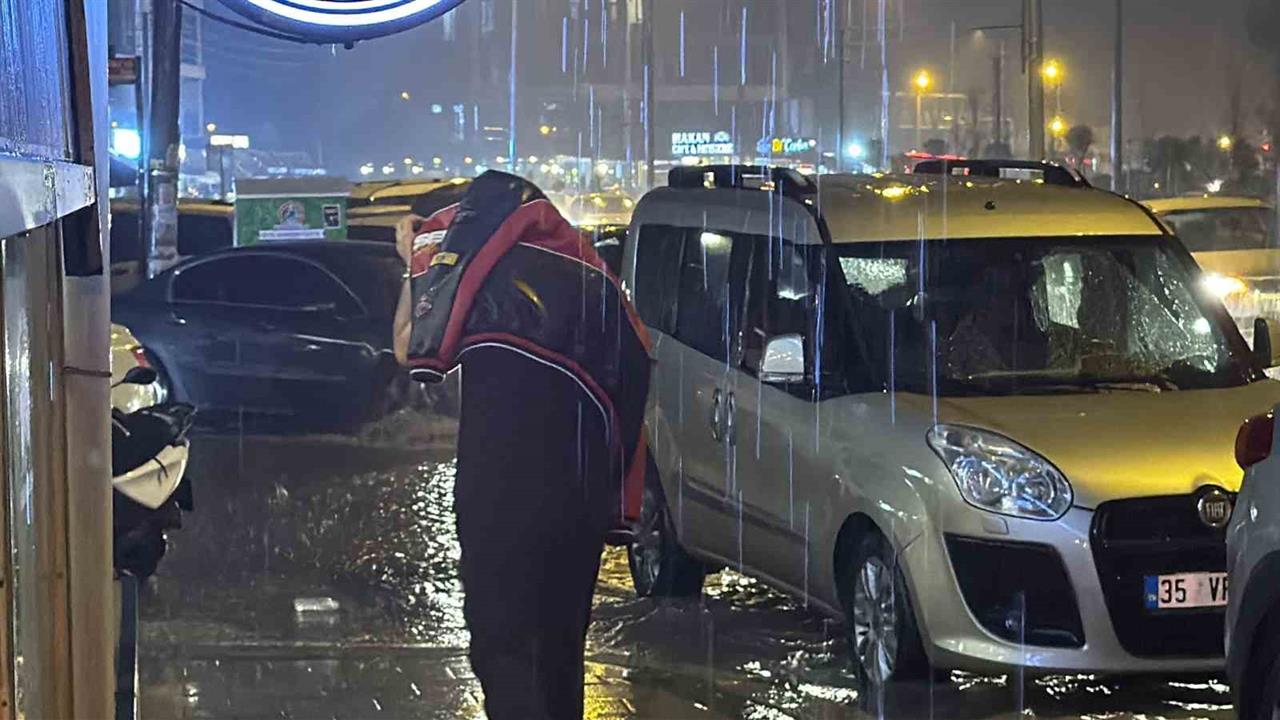 Düzce Merkez'de Şiddetli Yağmur Sokakları Göle Çeviriyor