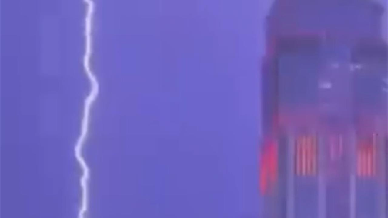 İstanbul Ümraniye'de Sağanak Yağışla Birlikte Yıldırım Düşmesi Yaşandı