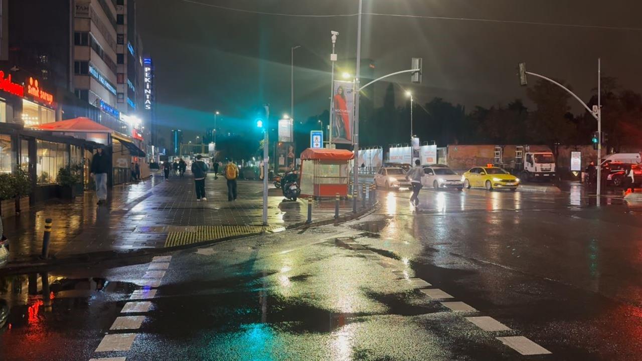 İstanbul'da Hissedilen 6.1 Büyüklüğündeki Deprem Nedeniyle Vatandaşlar Sokağa Çıktı