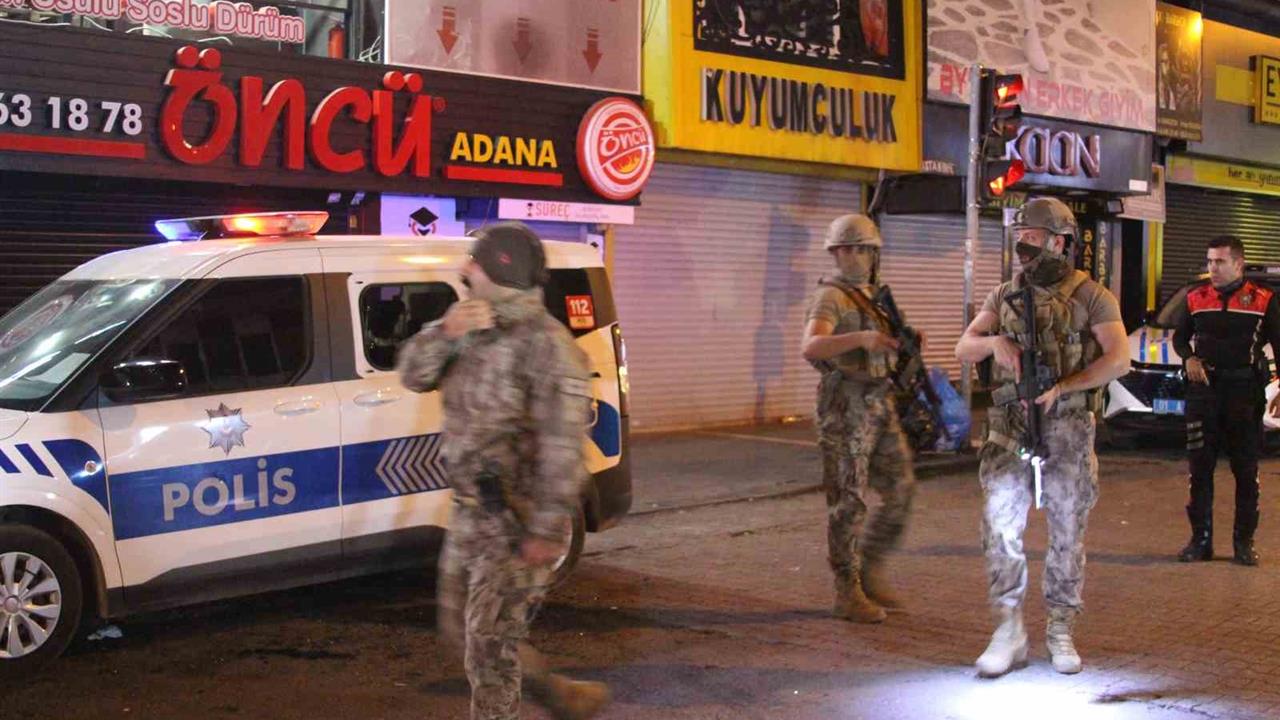 Adana Seyhan'da Çay Ocağına Yapılan Kurşunlama Sonrası Polis Aracı Zarar Gördü