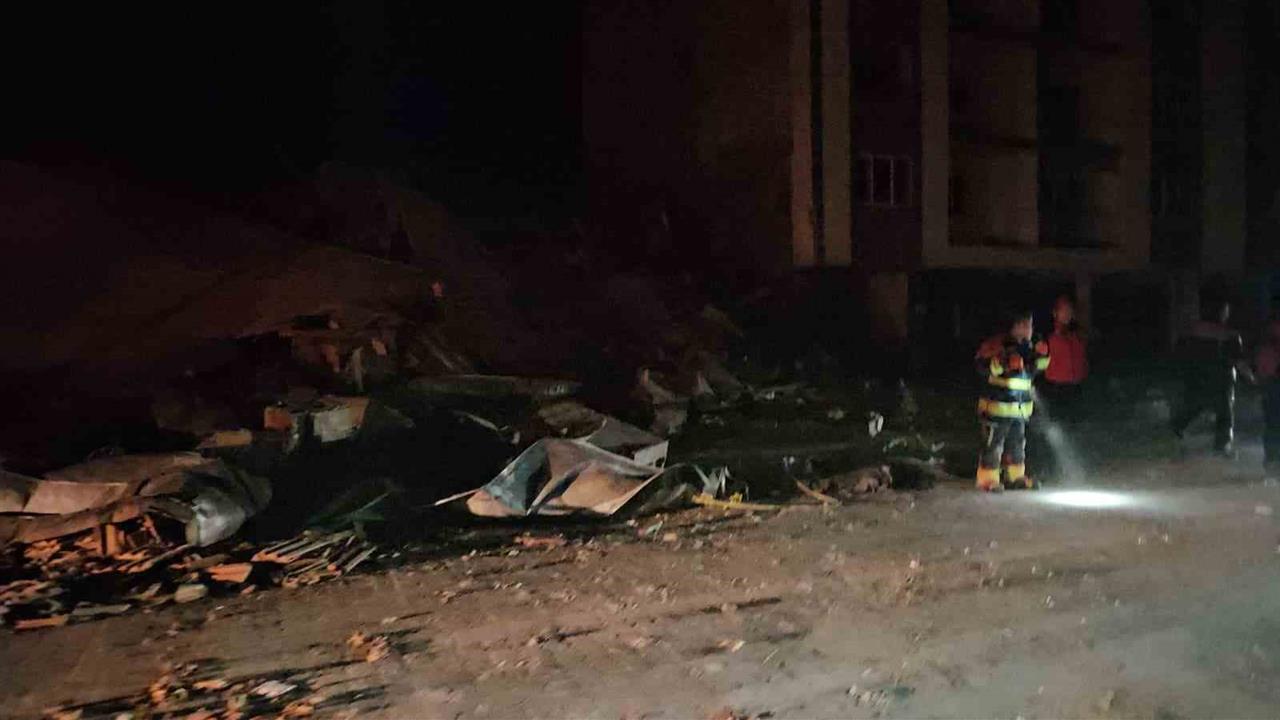 Balıkesir Sındırgı'da 6.1 Büyüklüğündeki Depremde Bir Bina Yıkıldı