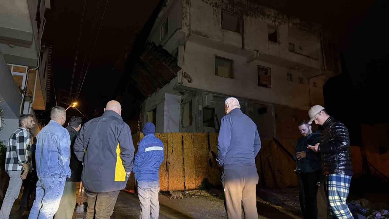 Sakarya'da Deprem Sonrası Hasarlı Metruk Bina Nedeniyle Sokak Trafiğe Kapandı